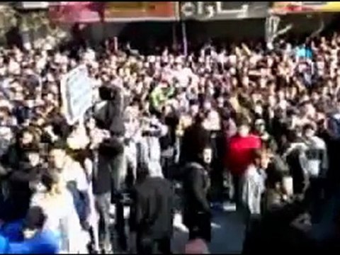 فري برس علم الاستقلال على مبنى البلدية في التشييع قدسيا 7 1 2012