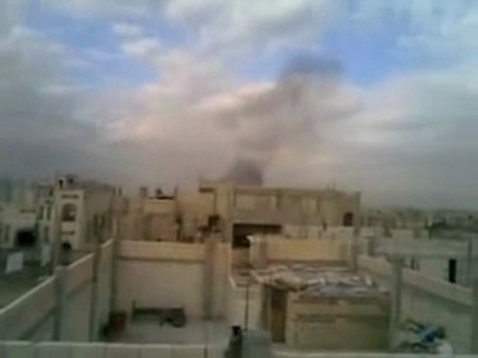 فري برس   حمص كرم الزيتون حي الرفاعي قصف ار بي جي على المنازل وطلاق نار من المدرعات على البيوت الأمنة 8 1 2012