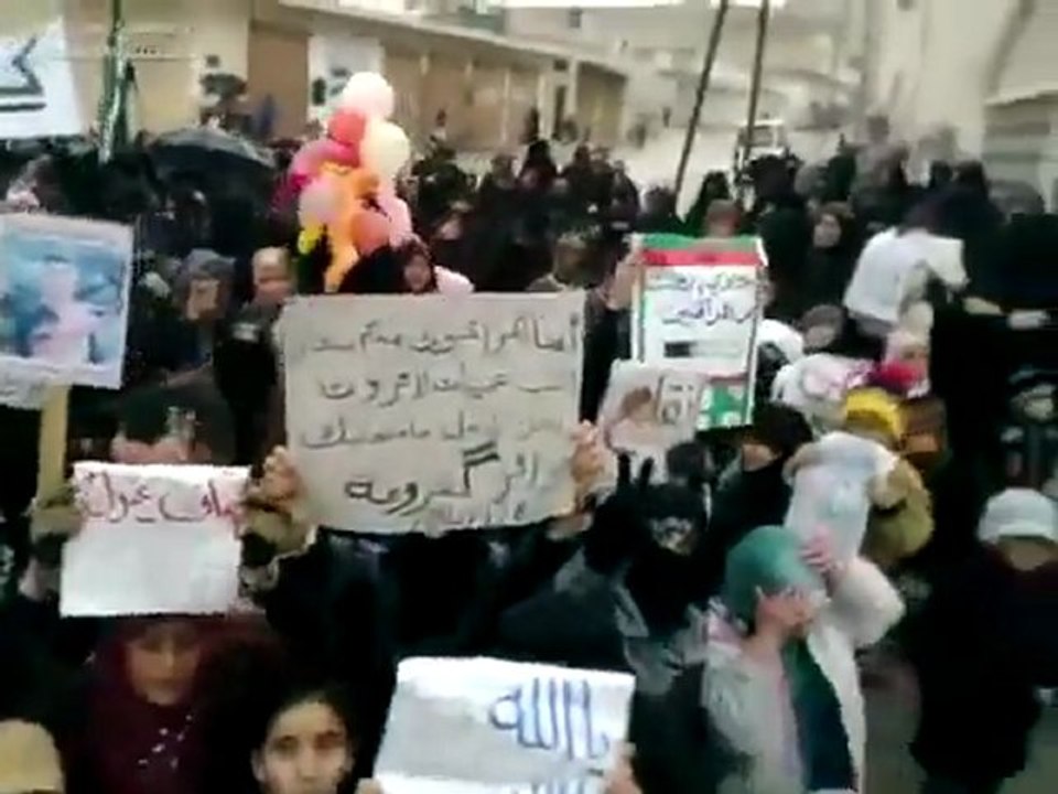 فري برس   ادلب كفروما مظاهرة حاشدة بمشاركة نسائية9 1 2012 ج1