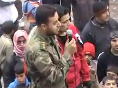 فري برس حمص باباعمرو إنشقاق النقيب محمد ادريس أثناء المظاهرة 22 1 2012