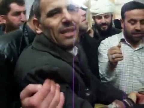 فري برس ادلب حزانو الشهيد عبد الرحمن حبلص ووالد الشهيد يحتسبه عند الله 21 1 2012