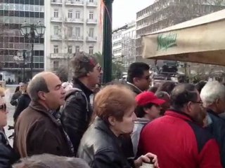 Ατελείωτη η ουρά στο Σύνταγμα για δωρεάν λαχανικά