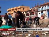 Algérie, une plage envahie par les déchets