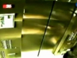 Deja al perro fuera del ascensor y no suelta la correa