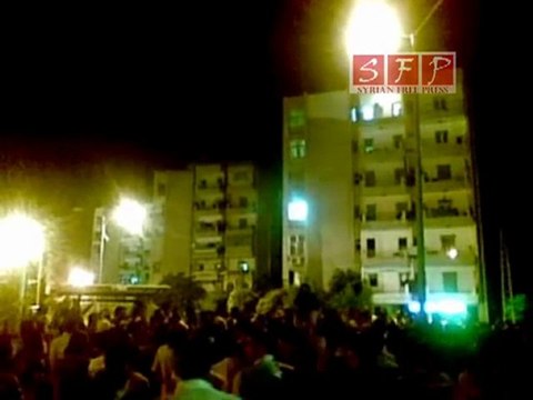 مظاهرة ليلية في حمص-الوعر نصرة لباب السباع 10-7-2011