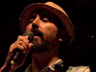 Tao Seeger - Look Down That Lonesome Road LIVE