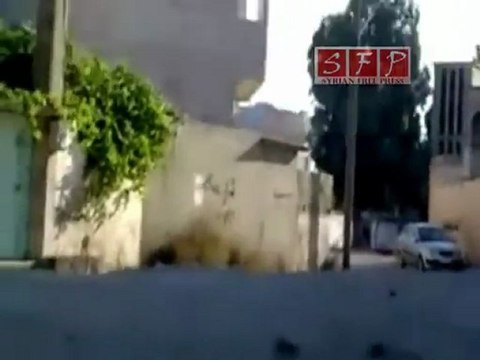 حمص الحولة دبابه تطلق نار عشوائي على الناس 7 رمضان 7 8 2011