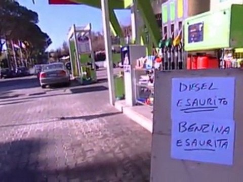 Penuria de carburante y alimentos frescos en Italia por...