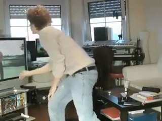 Hombre Rompe LCD Con Juego De Golf   Man Breaks LCD Golf Game   2011