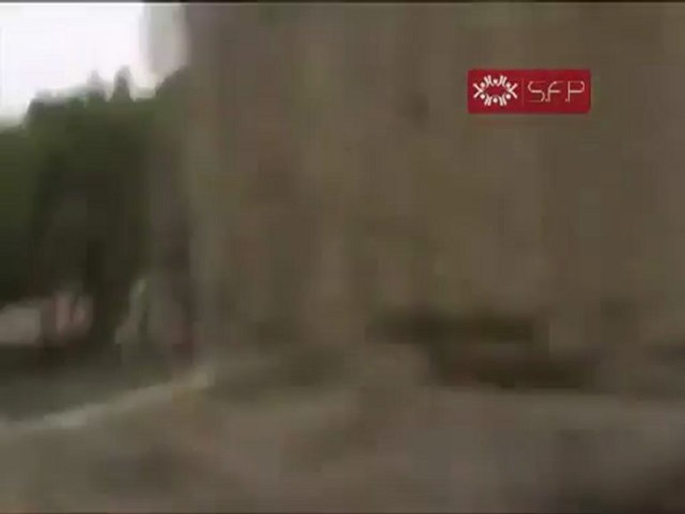 فري برس   باباعمرو اطلاق نار كثيف واستهداف المصور 25 9 2011