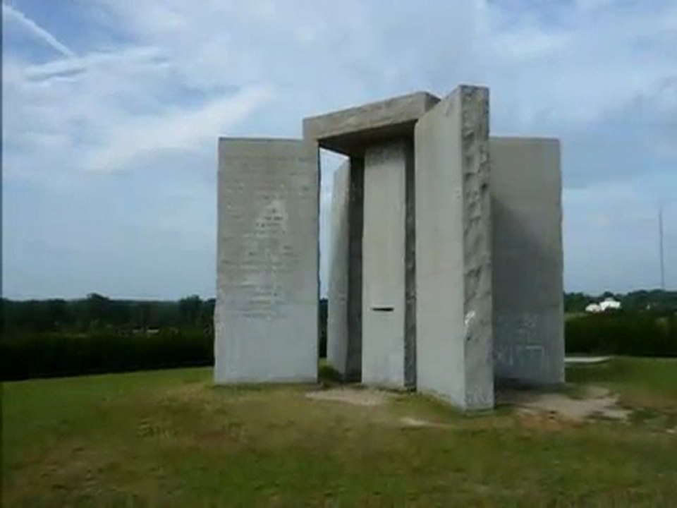 Les Georgia Guidestones , monument construit par la firme Elberton Granite Finishing Company sur commande d'un anonyme s'étant présenté sous le nom de R. C. Christian - The Georgia Guidestones - The mystery decoded