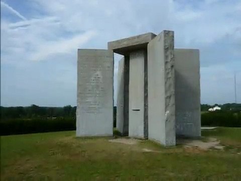 Les Georgia Guidestones , monument construit par la firme Elberton Granite Finishing Company sur commande d'un anonyme s'étant présenté sous le nom de R. C. Christian - The Georgia Guidestones - The mystery decoded