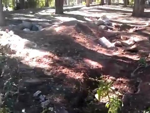 فري برسي فيديو يظهر نبش عصابات الأسد للقبور في حديقة جامع خالد بن الوليد 13 10 2011