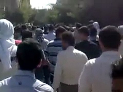 فري برس دوما رغم الحصار الشديد احرار دوما تكسر الحصار و تخرج في مظاهرة 14 10 2011