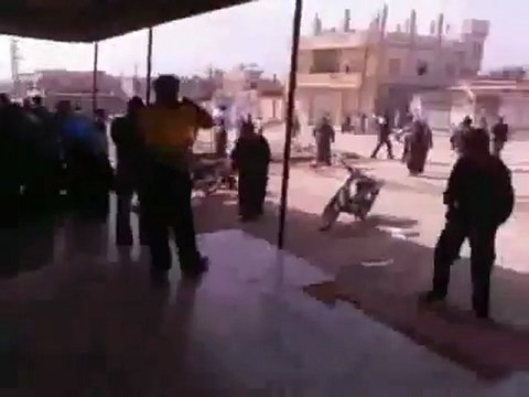 فري برس كفرنبودة حماه تفريق مظاهرة حاشدة لاحرار كفرنبودة بالغازات السامة وهجوم الشبيحة بالمدرعات ردوا الثوار بالتكبير 26 10 2011