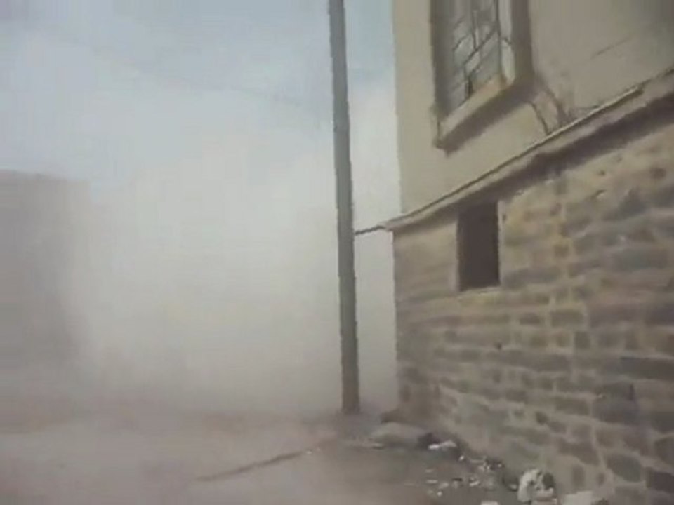 فري برس   حمص باباعمرو هام جدا قصف على المنازل 26 10 2011 ج2