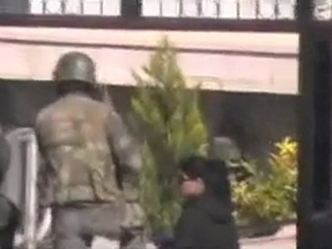 فري برس هام قناة الدنيا وخلفها عدد كبير من الجيش في برزة 11 11 2011