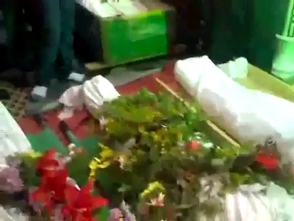 فري برس   صلاة الجنازة و الدعاء لخمسة شهداء من برزة +18 10 11 2011