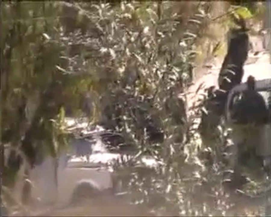 فري برس   حمص حي الخالدية مداهمات وانتشار للمصفحات في شوارع الحي 27 11 2011 ج2