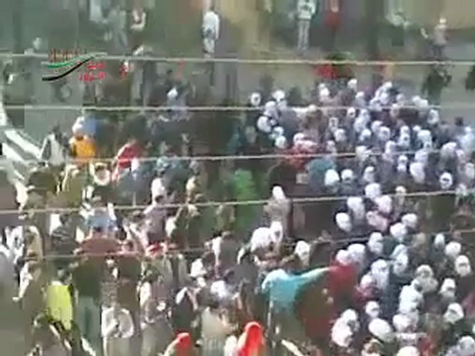 فري بربس   ديرالزور مظاهرة طلابية حاشدة طلاب مدرسة علي ابراهيم والصناعة مع مشاركة حرائر مدرسة البنات الأولى 24 11 2011 ج1