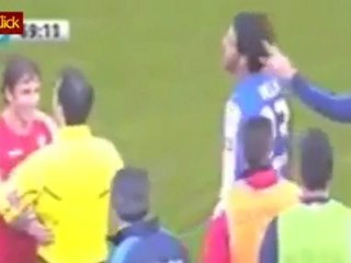 Mexicano manda bandeirinha para o chão na Espanha