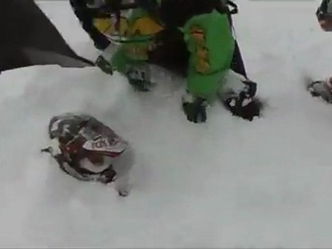 pilote de motoneige enseveli par une avalanche