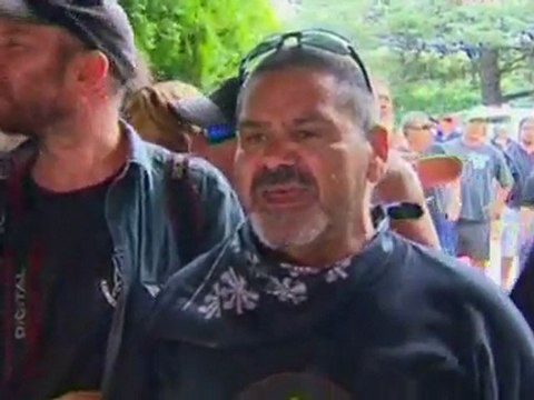 Julia Gillard attacked: Mob surrounds Australian leader