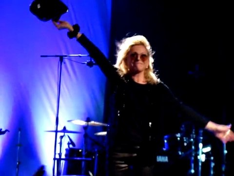 VERONIQUE SANSON 2011 CROSNE SURPRISE FIN DE CONCERT, VERO DANSE ...