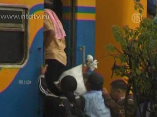 В Индонезии борются с ездоками на крышах поездов