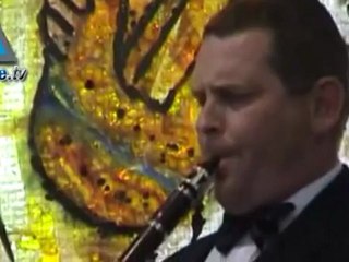 Peres opens up residence to public during Succot