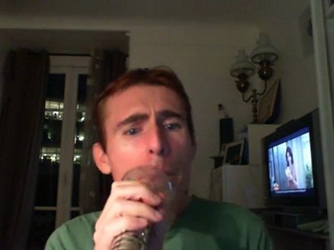 Wiwi égratigne la fille aux cheveux clairs de Johnny Hallyday