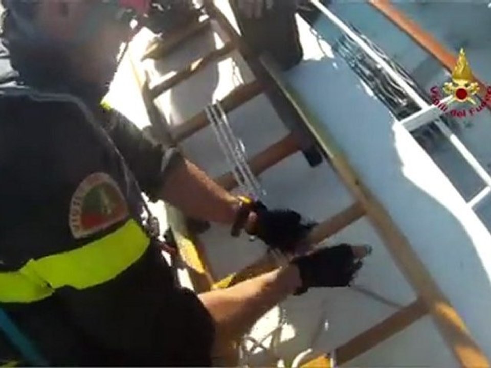 Isola del Giglio - Costa Concordia - VVF SMZ e posizionamento passerelle