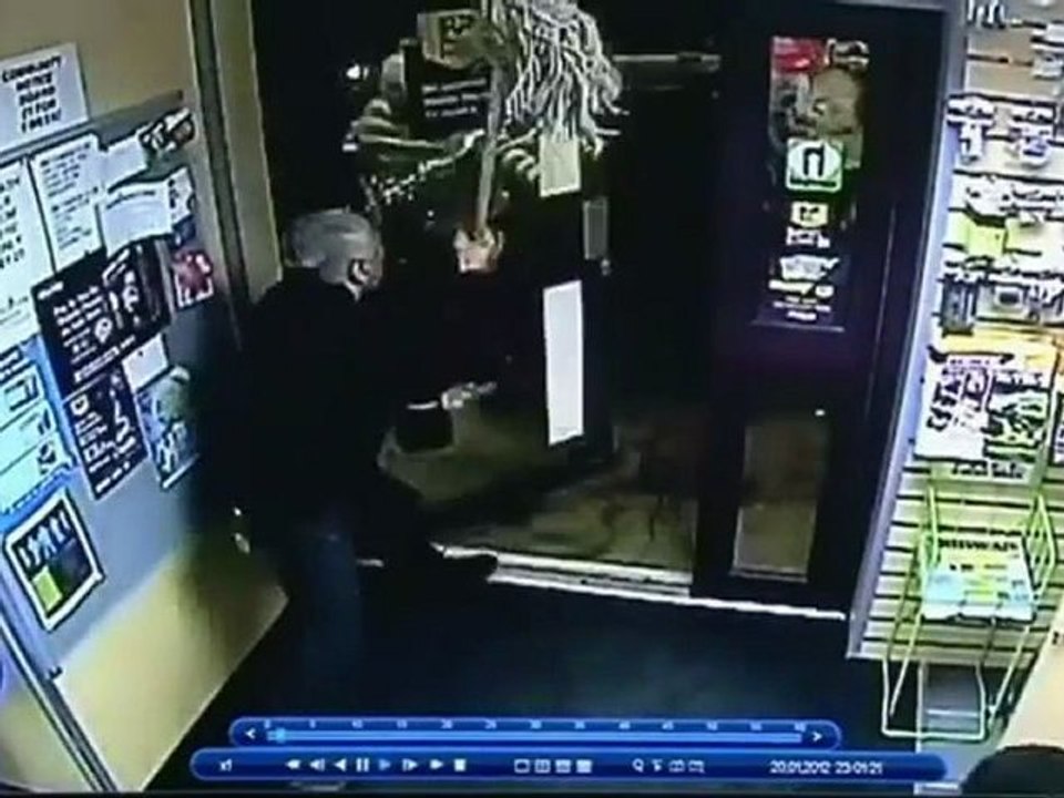 Il se défend contre un voleur avec une serpillère