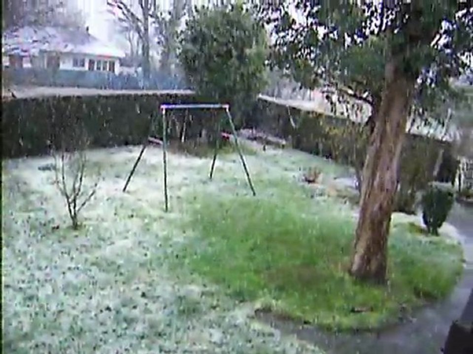la neige tombe de plus en plus