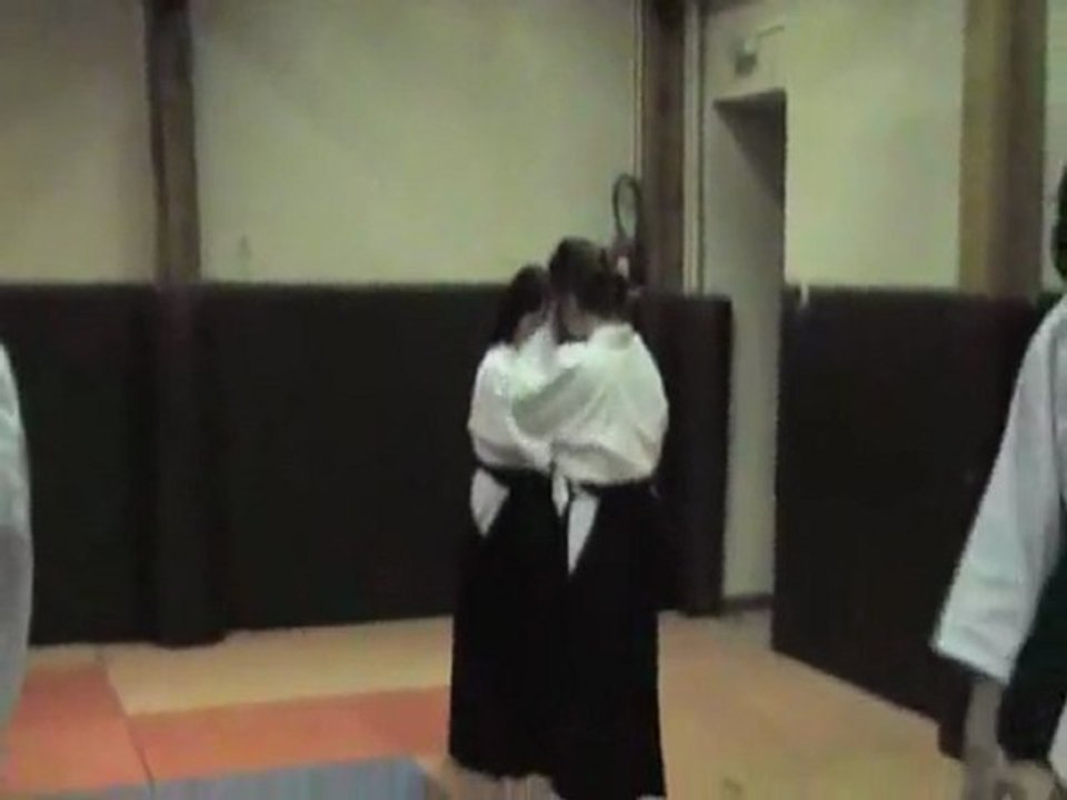 Recherche du déséquilibre, entrée irimi avec engagement des hanches, pivot et coupe kesa giri.