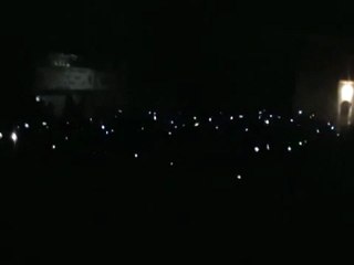 فري برس   حمورية  مظاهرة على ضوء القداحة بسبب انقطاع الكهرباء 27 1 2012