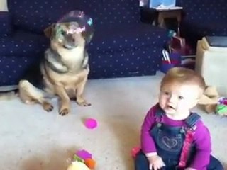 فقاعات الصابون تدفع طفل للضحك بطريقة هستيرية