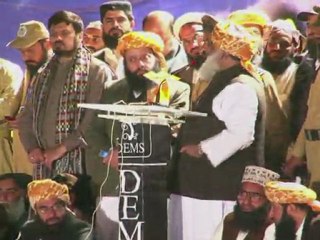 مئة الف متظاهر ضد هجمات الطائرت الأمريكية