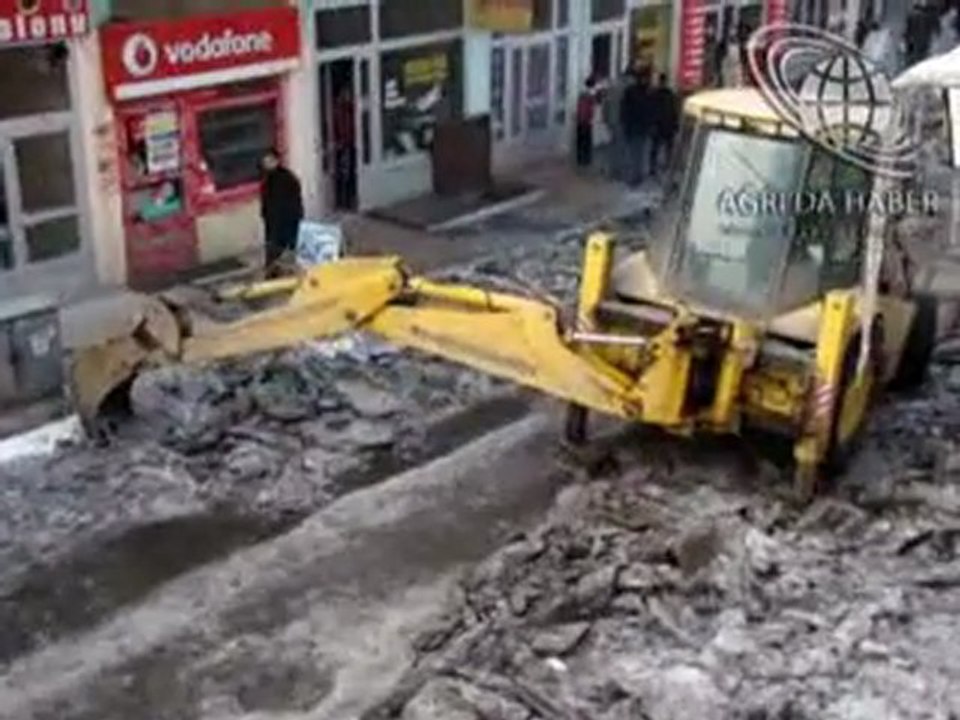 AĞRI BELEDİYESİ KARLA MÜCADELE ÇALIŞMASI ARALIKSIZ DEVAM EDİYOR