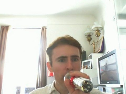 Wiwi égratigne téléphone à Téléphone mon bijou de Plastic Bertrand