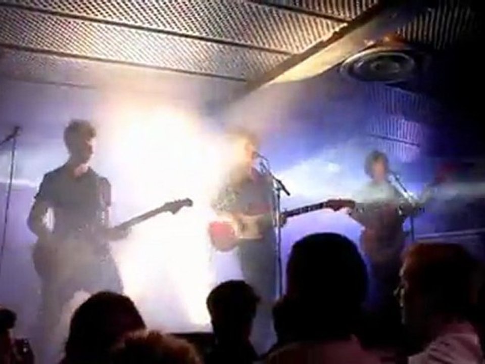 Skeletonize - Stranger's Hands (Live @Batofar 08/09/11)