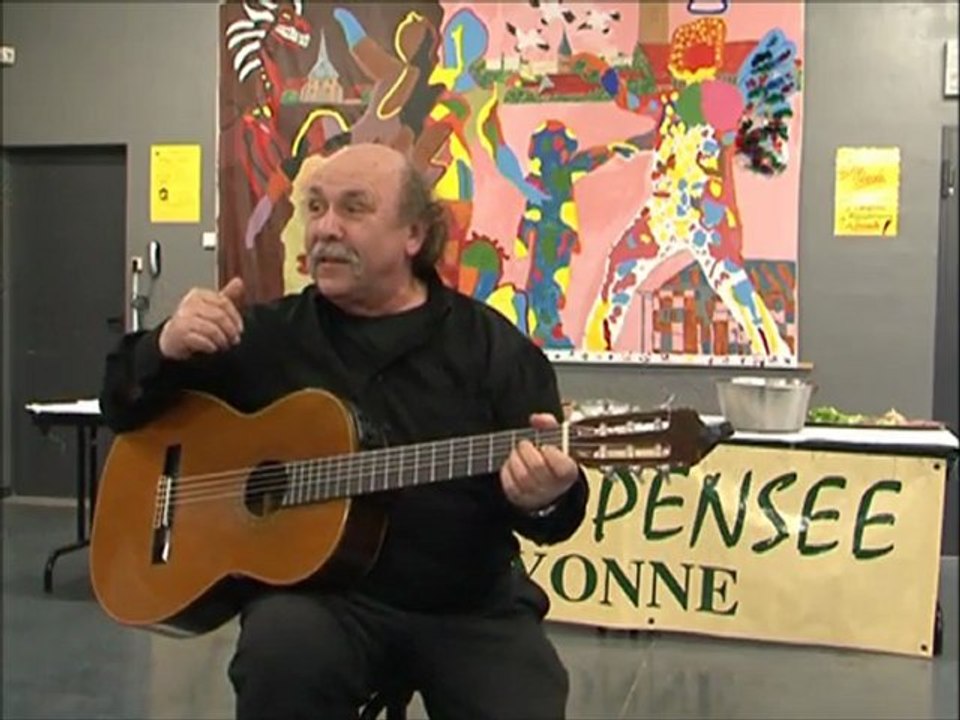 Le chanteur gérard andré lors du 17 ème banquet républicain de la libre pensée de l'yonne