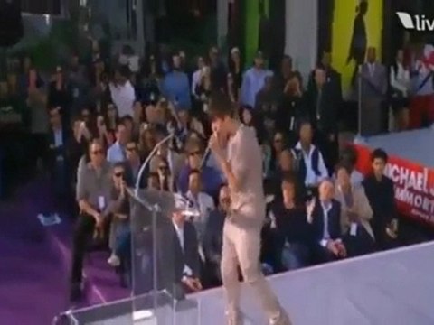 Vidéo Justin Bieber rencontre les enfants de Michael Jackson et rend hommage au roi…! - Musique - GreatSong.net