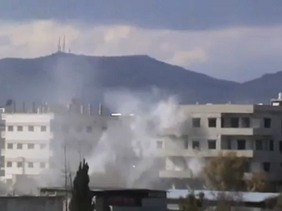 فري برس   كفربطنا   قصف المنازل عشوائية من قبل عصابات الاسد 28 1 2012