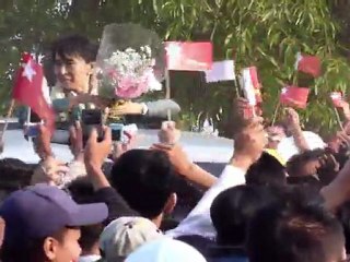 Birmania, miles acompañan a Suu Kyi