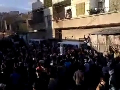 فري برس معضمية الشام مظاهرة أمام منزل الشهيد هيك ئلنا وهيك صار والله لناخد بتار 28 01 2012