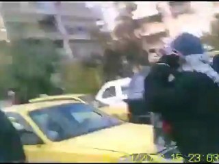 فري برس   حلب    المتظاهرين عند جسر الانشائات 29 1 2012