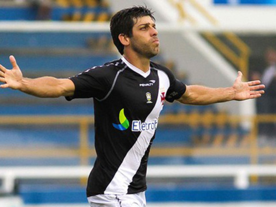 La lourde frappe de Juninho Pernambucano !