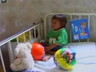 Vive con el cuerpo de su hermano gemelo en el estómago