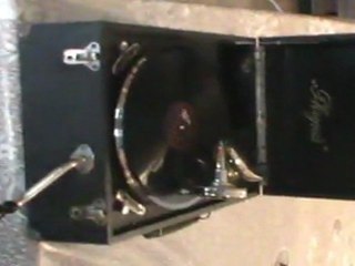 Un phono et ses disques de verre !